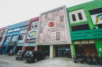 RedDoorz Plus Near Living Plaza Jababeka Hotel di Cikarang Selatan