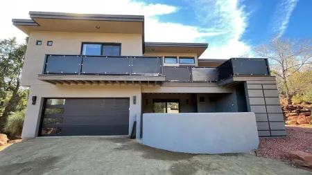 Designer View Villa-Rooftop 360 View Deck-Hot Tub Отели рядом с достопримечательностью «Парк штата Слайд Рок»