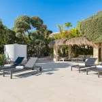 Huswell - Relax in Luxury at This Stunning Seaside Villa