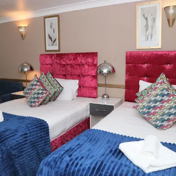 Travellers Point Hotel - Housity