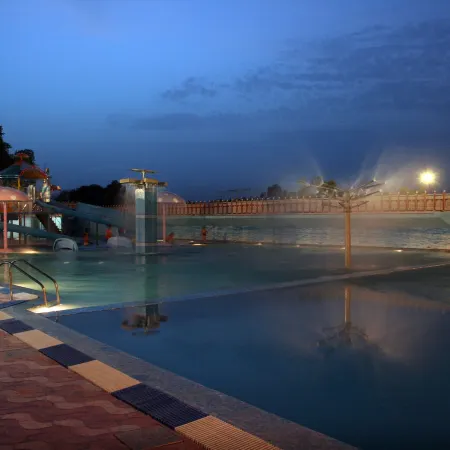 Aapno Ghar Resort & Amusement Park Отели рядом с достопримечательностью «Курорт Аапно Гхар»