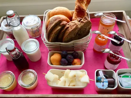 Château de Mathod Chambres d'hôtes Отели в г. Валь-де-Травер