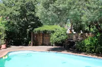 Ukarimu Guest House - Pools