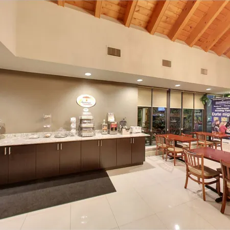 Super 8 by Wyndham Sudbury on