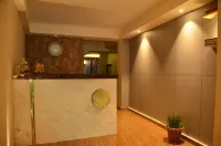 Hotel Aura - Airport Shuttle