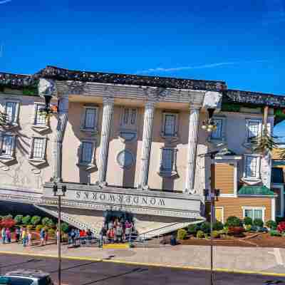 Pigeon Forge I Hot tub I Theatre I Walk to Parkway Hotel Exterior