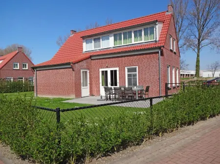 House in Netherlands for 8 With Modern Comfort