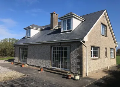 Saltee View Holiday Home by Trident Holiday Homes Hotel dekat Slade Castle