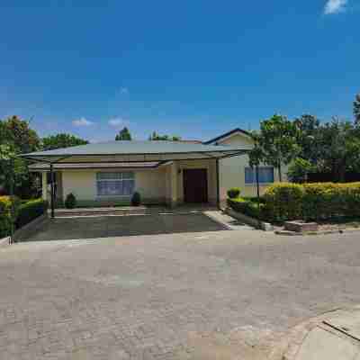 Spacious 4-bedroom with a pool Others