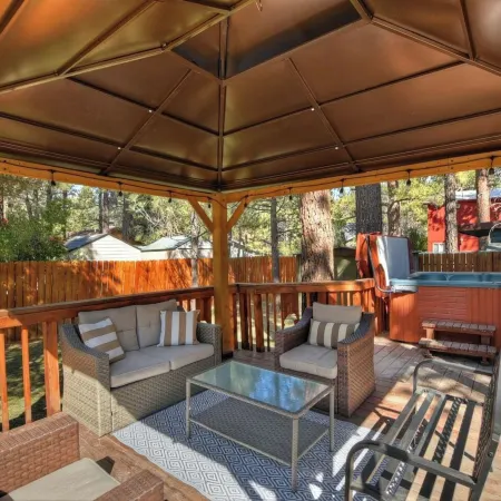 88 Acres Cottage in Big Bear w HotTub