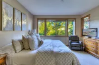 Alpine Way Lake & Sugar Bowl Resort