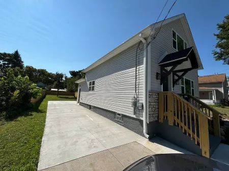 Breathtaking Lake Views and Cozy Outdoor Space - Stunning Urban Retreat