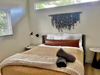 Private Back House with Deck and Kitchenette - Cozy Tranquil Hotels in East Austin
