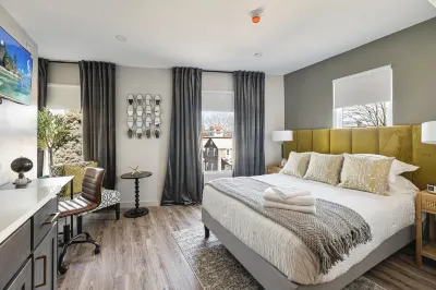 Cozy Studio with Free Parking and Modern Amenities - Inviting Getaway Hotels near Equilibrium Brewery- Taproom and Bonfire Restaurant