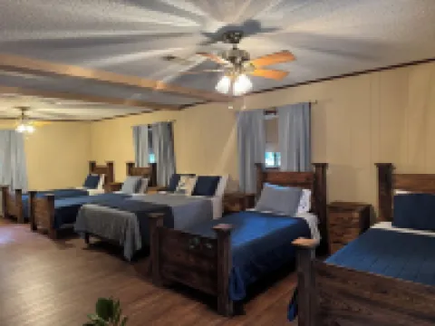 Negreet Retreat#2 Clean Waterfront Midlake Toledo Bend Sleeps 12 with Hot Tub