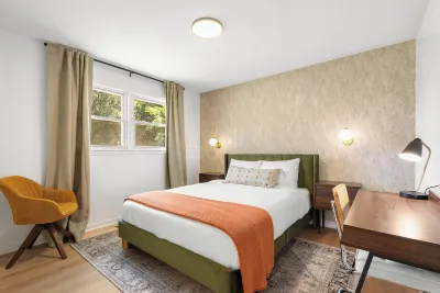 Cozy 2BR newly renovated mid-century modern duplex Hotels near BMW Zentrum