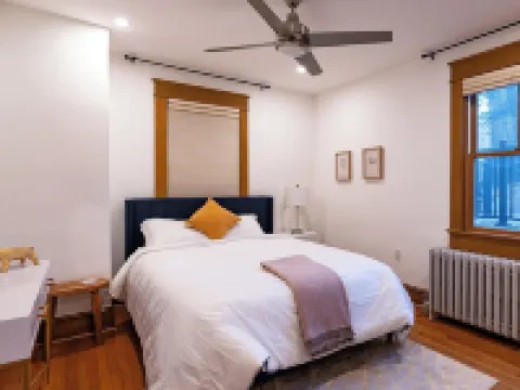 DC Metro: Cozy 4BR Cottage on a Hill - Pets allowed 銀泉酒店
