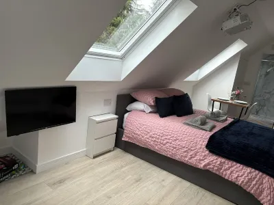 Studio Apartment bordering the Ickworth Estate, Pet-Friendly, 5 minutes to Bury! Hotels in 