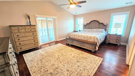 Waterfront luxury retreat in Sandy point - Private dock - Steps from the beach Отели рядом с достопримечательностью «Silver Reef Casino»