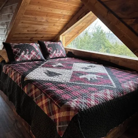 Bear Bottom Cabin! HUGE POND AND HOT TUB, KAYAKE, PADDLE BOAT, AND PADDLE BOARD! Отели в г. Комптон
