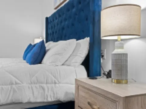 Modern Lakeside Retreat with arcade Games, & Jacuzzi – 5 Mins to Lake! Hoteles en Marble Falls