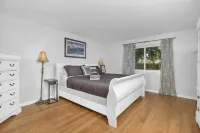 Peaceful neighborhood home, spacious & cozy with plenty of beds!