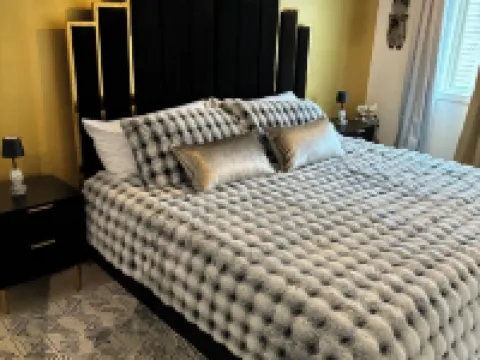 Charming 2-bedroom house with Feather Theme , WiFi in excellent Aurora 奧羅拉酒店