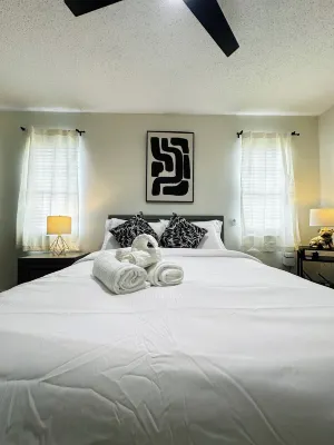 Charming efficiency with WiFi and AC in Spring Hill Hotels near Mariner Village Center