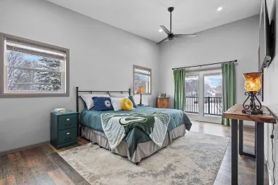 Lambeau Legends II - Brand new 4 bedroom, 2.5 bath 0.3 miles to Lambeau Field!