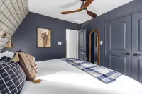 Unique & Luxe Gem: Hot Tub, Fire Pit, Office, Community Pool Hotels in Morgan County