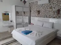 Secluded villa with own indoor & outside pool & mountain view