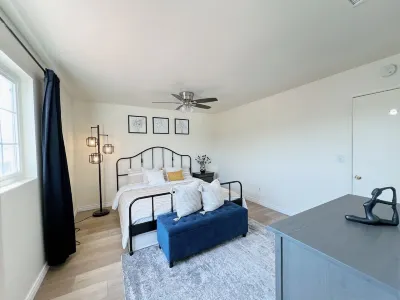 4B3B Modern Spacious House with Nice Backyard Hotels near Cougar Athletic Stadium