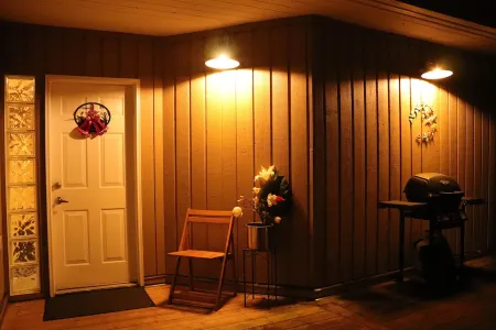 Cozy Home with Ocean and Mountain views. Family sized wth game room and deck