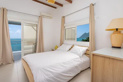 Villa Leynita Bay, 5 bedrooms, sleeps 12 on the beach of Diamant Martinique