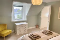 Shepherd Moon - Sea View Cottage near NC500 Các khách sạn ở Lairg