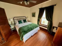Gorgeous Historic Victorian - 4 bedrooms 2 bathrooms - 4 Blocks Walk to Town - Wifi