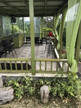 Hilltop Studio with ocean views, free daily breakfast and airport pickup.