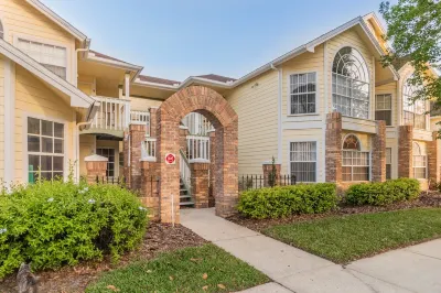 "Potter's Castle New, 3 BR, Pool, Sleeps 8, Near Dis, LOW Rates!