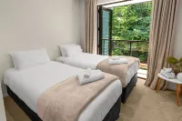 Queenstown Forest Retreat - 4BR, Pool Table, Views