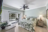 Restaurants, Dining, Live Music & the Heart of Marco Island! Minutes from Beach! Hotel in zona Hideaway Beach