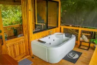 Discover cozy cabin with jacuzzi near La Fortuna at only 25 minutes drive
