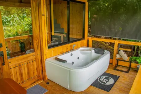 Cozy romantic cabin with jacuzzi near La Fortuna and Arenal Volcano, Costa Rica