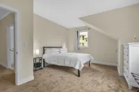 NEW Luxury, 4BDR, Spacious, Paradise Island, Steps from Atlantis, Pool Hotels in Paradise Island