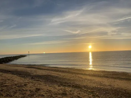 Kellysholidayhomes, Atlas, 3 bedroom Caravan, surrounded by nature Отели рядом с достопримечательностью «St. Osyth Beach»