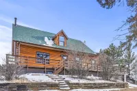 Tranquil 30 acre retreat! Huge cabin with hot tub!