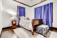 1920's Home Less Than 2 miles from DT San Antonio!!! Hotels in West San Antonio