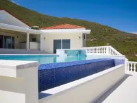 Spacious 3 bedroom villa with pool in Red Pond