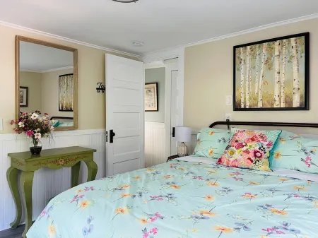 115 Rose Cottage with 2 bedroom walk to Groton Bay