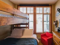Ski in Ski out condo with private Hot Tub backing on Golf course. 2 bed 2 bath. Hotels in Sun Peaks