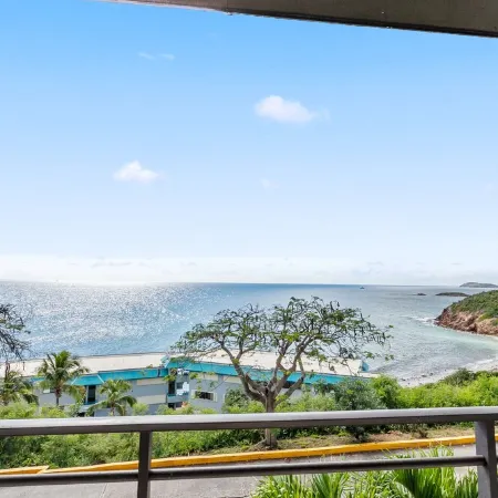 Ocean View, Spacious Condo next to Pool